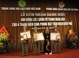 Bốn cựu TNXP nhận danh hiệu Anh hùng
