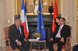 Đồng chí Lê Hồng Anh tiếp tục chuyến thăm và làm việc tại Pháp