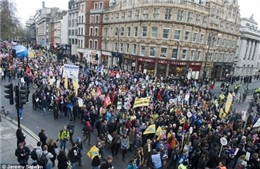  Hàng chục nghìn người tuần hành phản đối giảm lương ở Anh