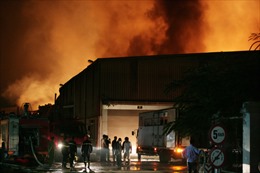 Khống chế vụ cháy lớn Khu công nghiệp Quang Minh