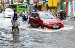 TPHCM: Nhiều tuyến đường chìm trong nước sau mưa