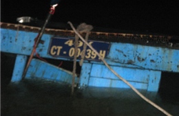 Trục vớt hàng hóa và thân tàu chìm trên sông Cần Thơ 