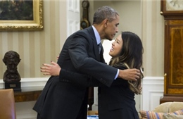 Tổng thống Obama ôm y tá gốc Việt vừa khỏi Ebola