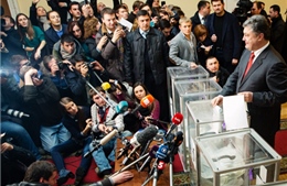 Chính trị gia cùng gia đình đi bỏ phiếu Quốc hội Ukraine