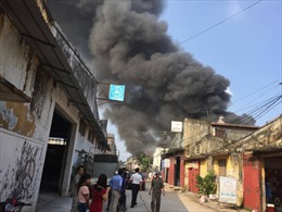 Đang cháy lớn tại xưởng gỗ gần Ga Giáp Bát, Hà Nội