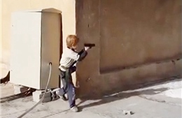 IS huấn luyện cậu bé 5 tuổi tấn công kẻ thù