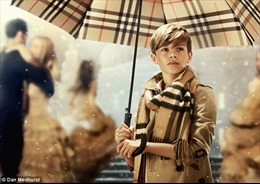 Con trai Beckham lịch lãm trong quảng cáo Burberry