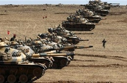 Thổ Nhĩ Kỳ triển khai vũ khí hạng nặng tới biên giới Syria 