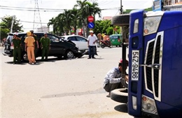 ‘Xế hộp’ húc lật nhào xe tải trên phố Sài Gòn