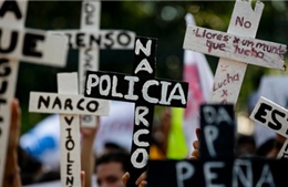 Sinh viên Mexico tấn công trụ sở chính quyền bang Guerrero 