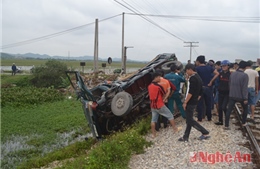 Tàu chở hàng đâm xe tải, tài xế bị thương nặng