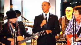 Ông Obama cao hứng biểu diễn nhạc đồng quê 