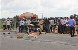 Xe ô tô đầu kéo tông xe máy, 2 vợ chồng chết tại chỗ 