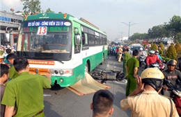 Thanh niên tử vong trong gầm xe buýt, đường Sài Gòn kẹt nặng