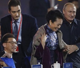 Ông Putin khoác áo cho đệ nhất phu nhân Trung Quốc
