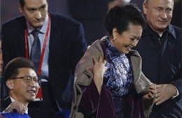 Ông Putin khoác áo cho bà Tập Cận Bình: Tại sao người Trung Quốc bị ‘sốc’?