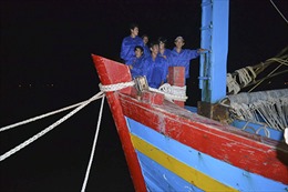 Tàu cá bị nạn cùng 8 thuyền viên cập bờ an toàn 