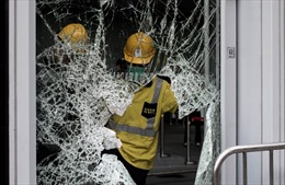 Kính nhà chính quyền Hong Kong vỡ toác sau đụng độ