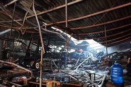 TPHCM: Cháy lớn thiêu rụi xưởng in 