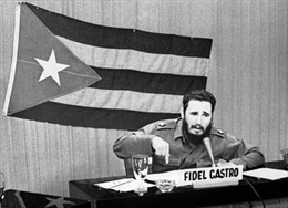 Fidel Castro vượt biển trở về Cuba