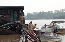Bắc Ninh tạm giữ 4 tàu hút cát trên sông Đuống 