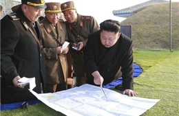 Ông Kim Jong Un theo dõi quân đội tập trận