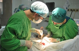 Cắt khối u chèn ép tủy cổ cho một bệnh nhân