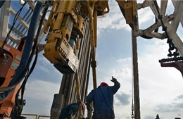 Giá dầu lao dốc tác động xấu đến kinh tế thế giới 