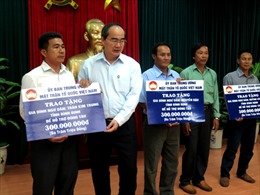Đồng chí Nguyễn Thiện Nhân thăm gia đình chính sách, ngư dân Khánh Hòa 