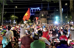 Hàng nghìn người đổ ra đường mừng Tuyển Việt Nam 