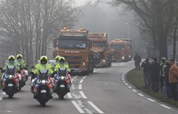 Xem đoàn xe chở mảnh vỡ máy bay MH17 đến Hà Lan