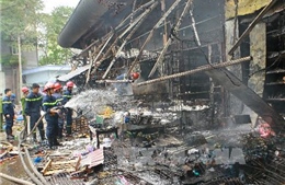 Cháy lớn ở chợ Nhật Tân - Hà Nội