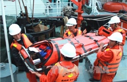 Khẩn trương cứu nạn thuyền viên bị tai biến trên biển 