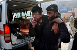 Taliban thảm sát trường học Pakistan, bắn chết hơn 100 trẻ em 