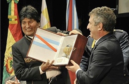 Bolivia tố cáo Mỹ đứng sau việc giá dầu lao dốc