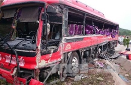 Khởi tố vụ xe container đâm xe khách tại Quảng Ninh