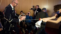 Thủ tướng Bỉ bị tấn công bằng khoai tây rán