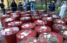 Điều tra vụ đổ trộm 11 thùng phuy chất lỏng ra bờ sông Đáy 