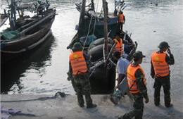 Lật thuyền ở cửa biển Tư Dung, 2 ngư dân mất tích