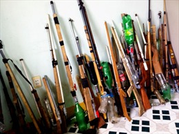 Người dân Chiềng Hắc giao nộp 100 khẩu súng tự chế