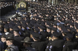 Cảnh sát Mỹ tưởng niệm đồng nghiệp chết trong vụ tấn công trả thù 