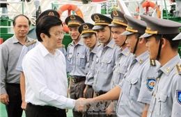 Chủ tịch nước thăm các đơn vị Hải quân đóng tại Cam Ranh