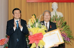 Trao Huy hiệu 55 năm tuổi đảng cho  nguyên Chủ tịch nước Trần Đức Lương 