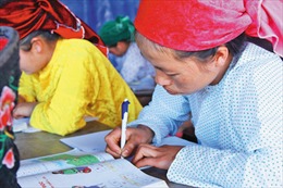 Lớp học xóa mù chữ cho phụ nữ Mông 
