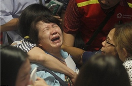Người thân khóc ngất khi tìm thấy thi thể nạn nhân máy bay AirAsia