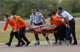 Một thi thể mặc áo phao được trục vớt trong vụ máy bay mất tích