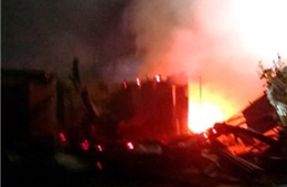 Cháy chợ thị trấn Thới Bình, hơn chục nhà dân bị thiêu rụi