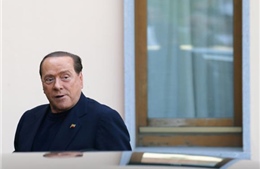Cựu Thủ tướng Berlusconi xin tha phạt sớm