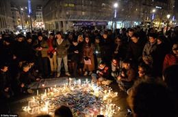 Biển người cầu nguyện cho nạn nhân vụ xả súng Paris