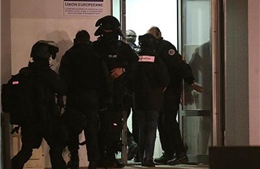 Pháp bắt giữ nghi can tấn công tòa báo